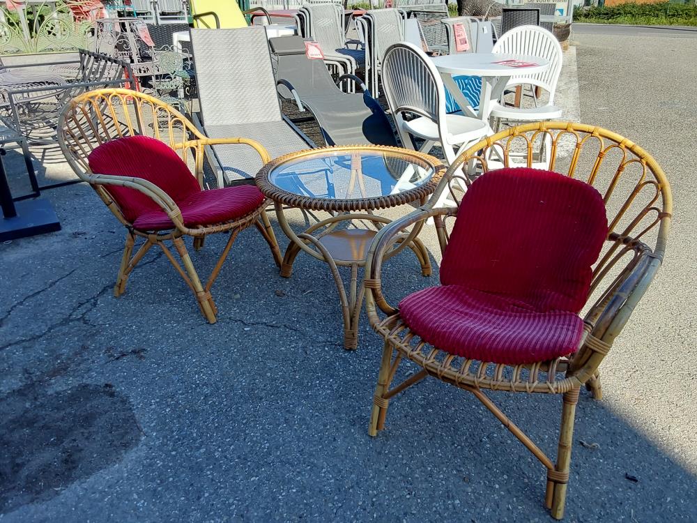TABLE+ 2 FAUTEUILS EN ROTIN ASSISE TISSU ROUGE
