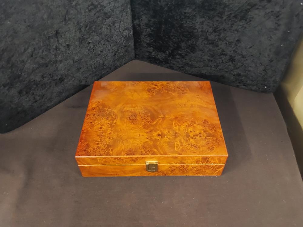 BOÎTE À CIGARES AVEC ACCESSOIRES 