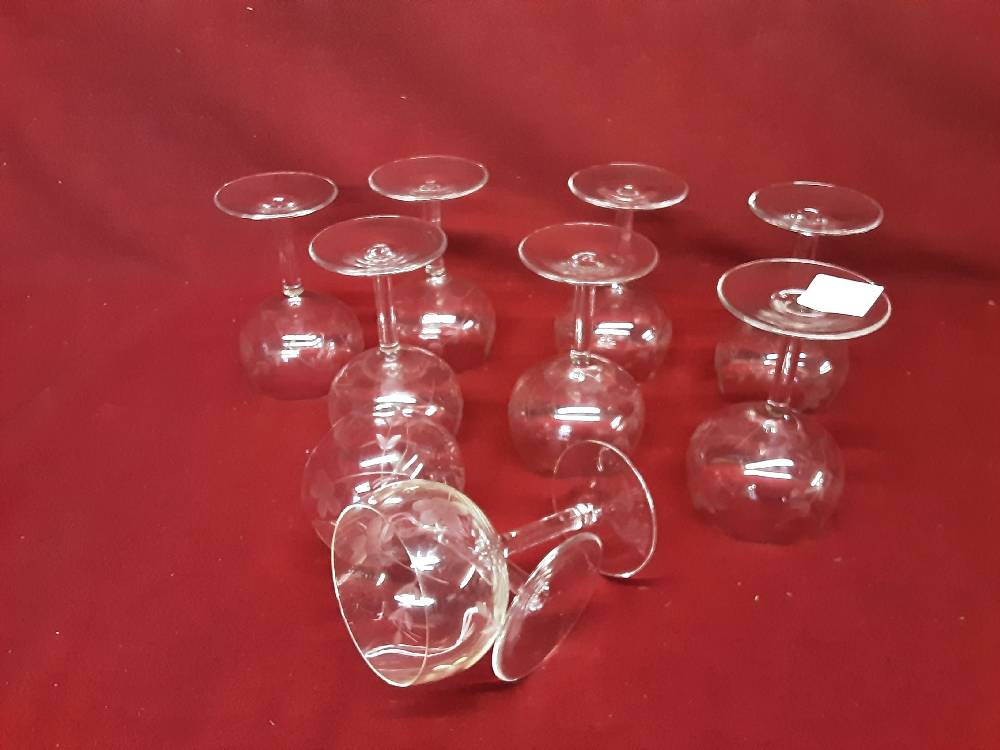 LOT DE 9 VERRES A VIN BLANC CISSELÉS