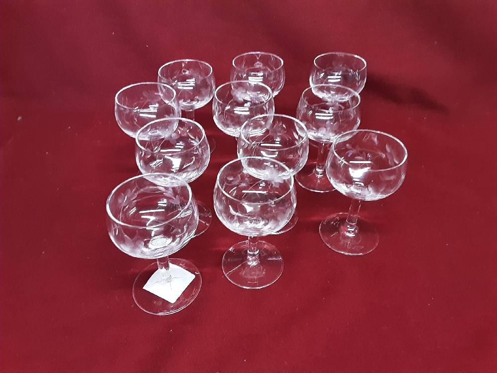 LOT DE 11 VERRES A LIQUEUR CISSELÉS
