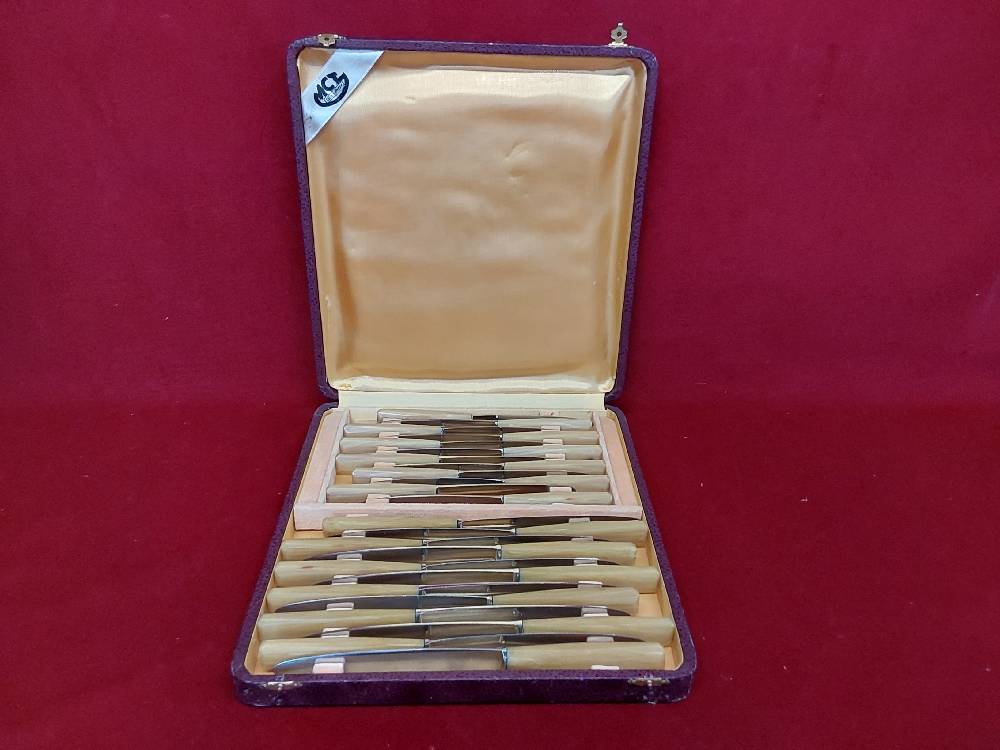 COFFRET DE 12 COUTEAUX GM + 12 COUTEAUX PM MANCHES BAKELITE