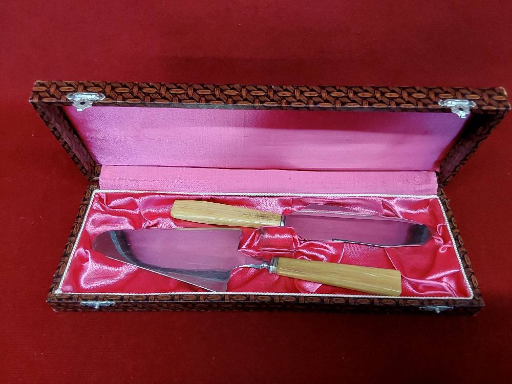 COFFRET PELLE ET COUTEAU À TARTE MANCHES BAKELITE