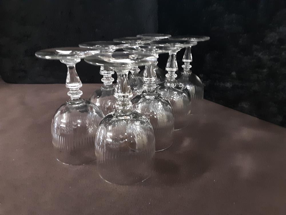 LOT DE 8 VERRES ANCIENS CISELES