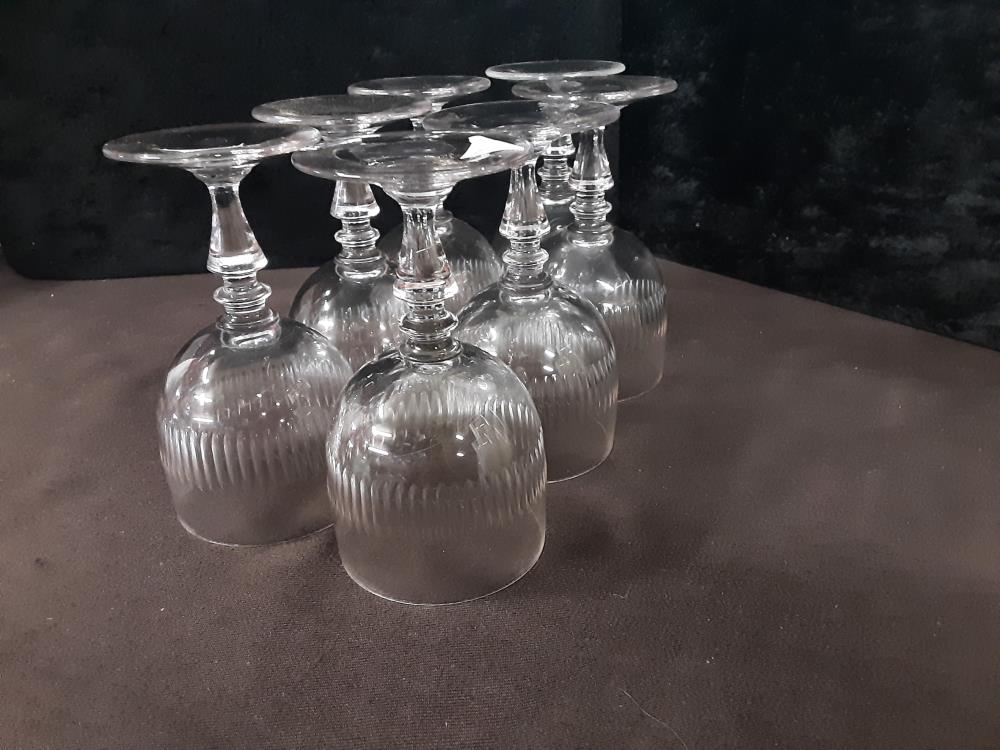 LOT DE 7 VERRRES ANCIENS CISELES