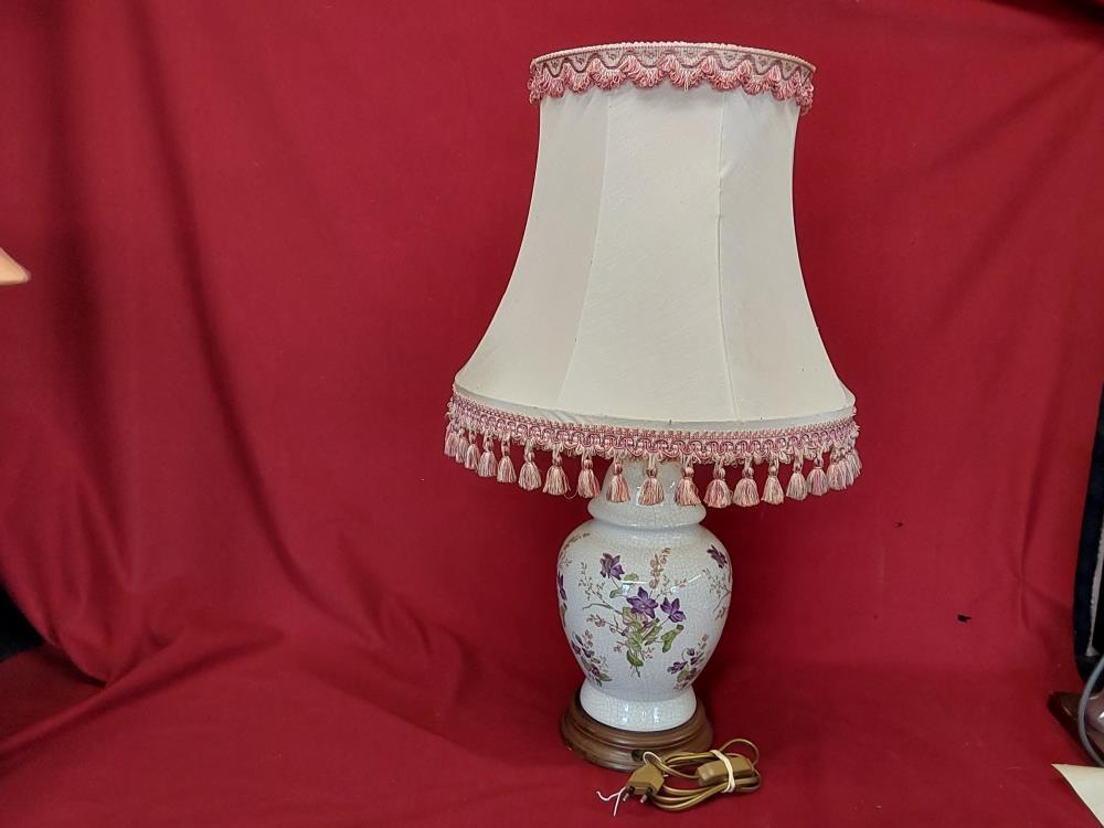 LAMPE PIED PORCELAINE MOTIF FLEURS VIOLETTES ABAT JOUR BEIGE