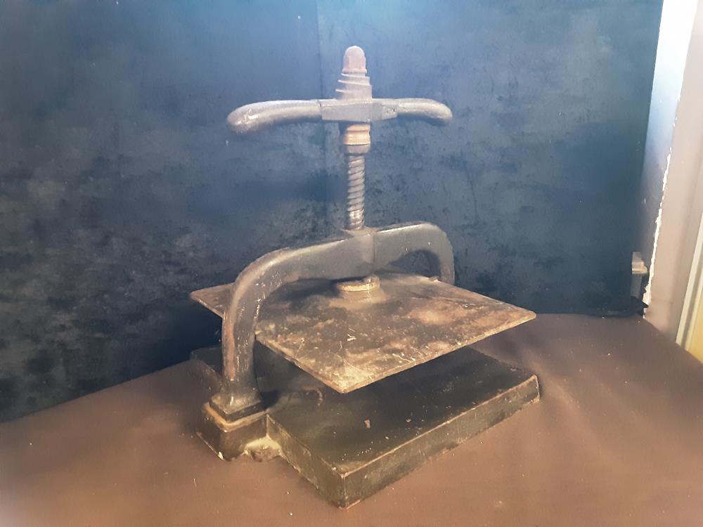 PRESSE A RELIURE ANCIENNE
