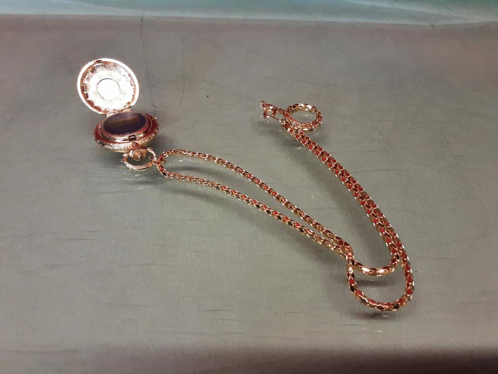 MONTRE PENDENTIF AVEC CHAINE DOREE PILE A CHANGER