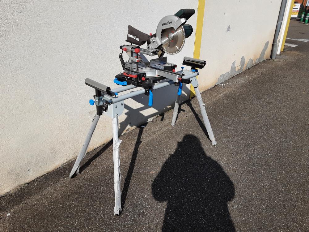 SCIE À ONGLET METABO KGS 254 M AVEC SUPPORT UNIVERSEL POUR SCIE
