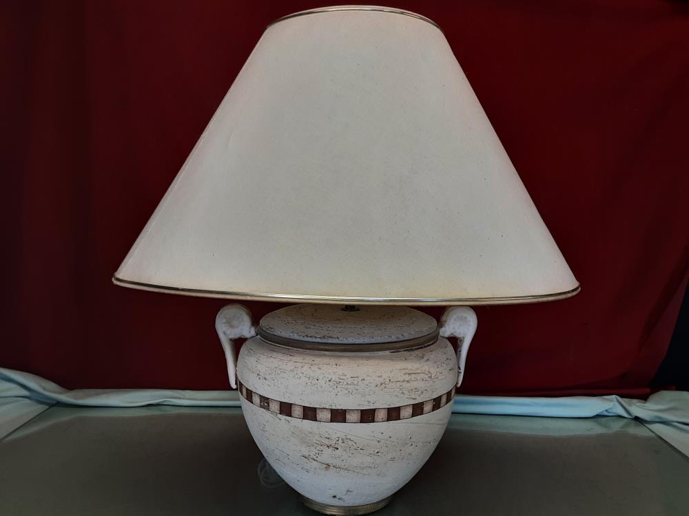 LAMPE À POSER GRÈCQUE BEIGE ABAT JOUR CRÈME H.58CM