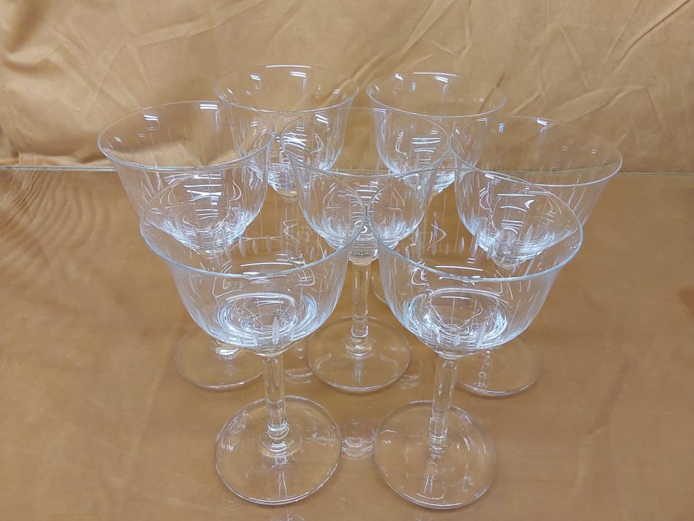 LOT DE 7 VERRES A VIN CRISTAL TAILLES