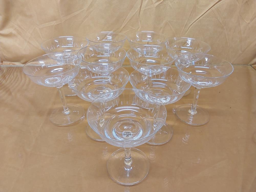LOT DE 11 COUPES A CHAMPAGNE CRISTAL TAILLES