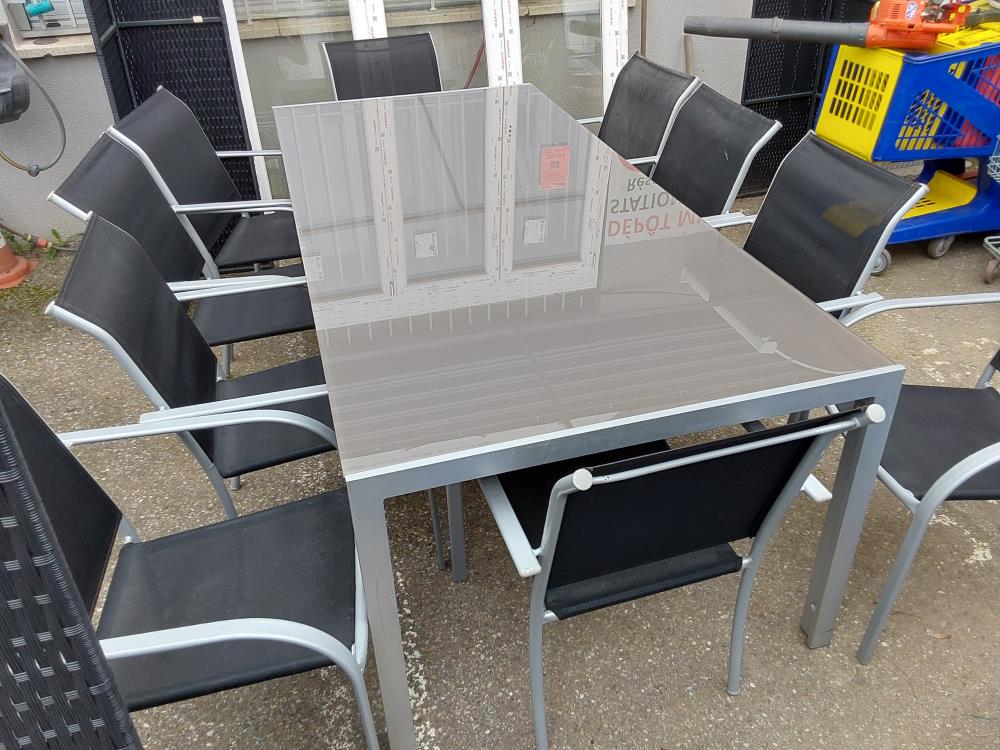 ENSEMBLE DE TABLE ET 10 CHAISES D'EXTERIEUR