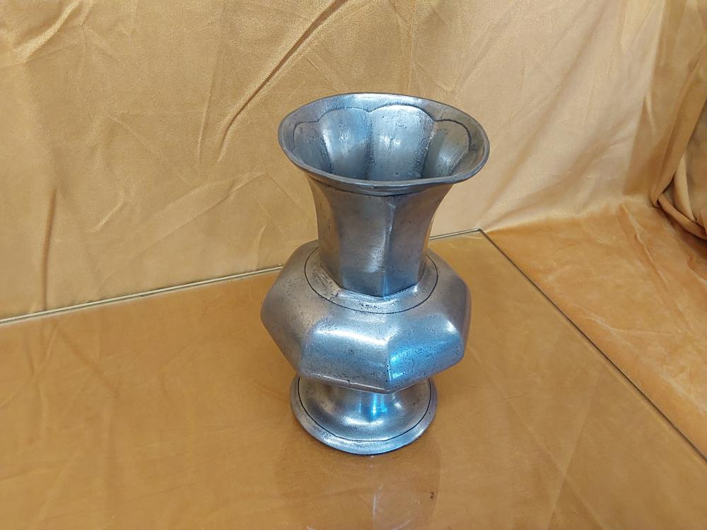 VASE OCTOGONALE EN ETAIN