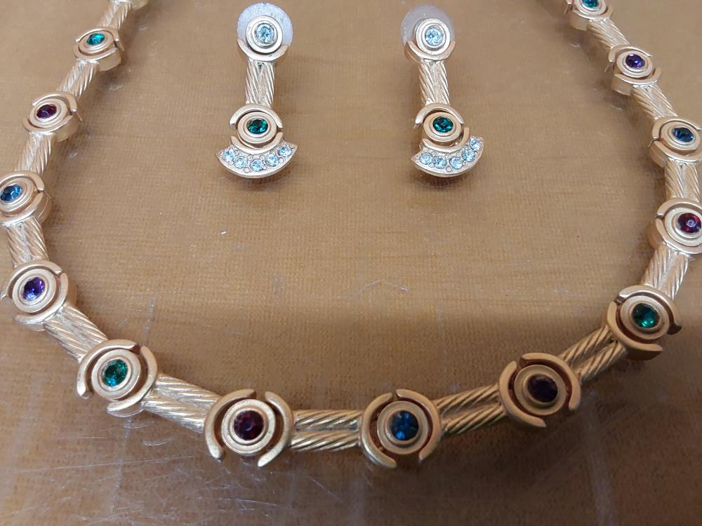 PARURE COLLIER + BOUCLES D'OREILLES DORÉE ET PIERRES COLORÉES 