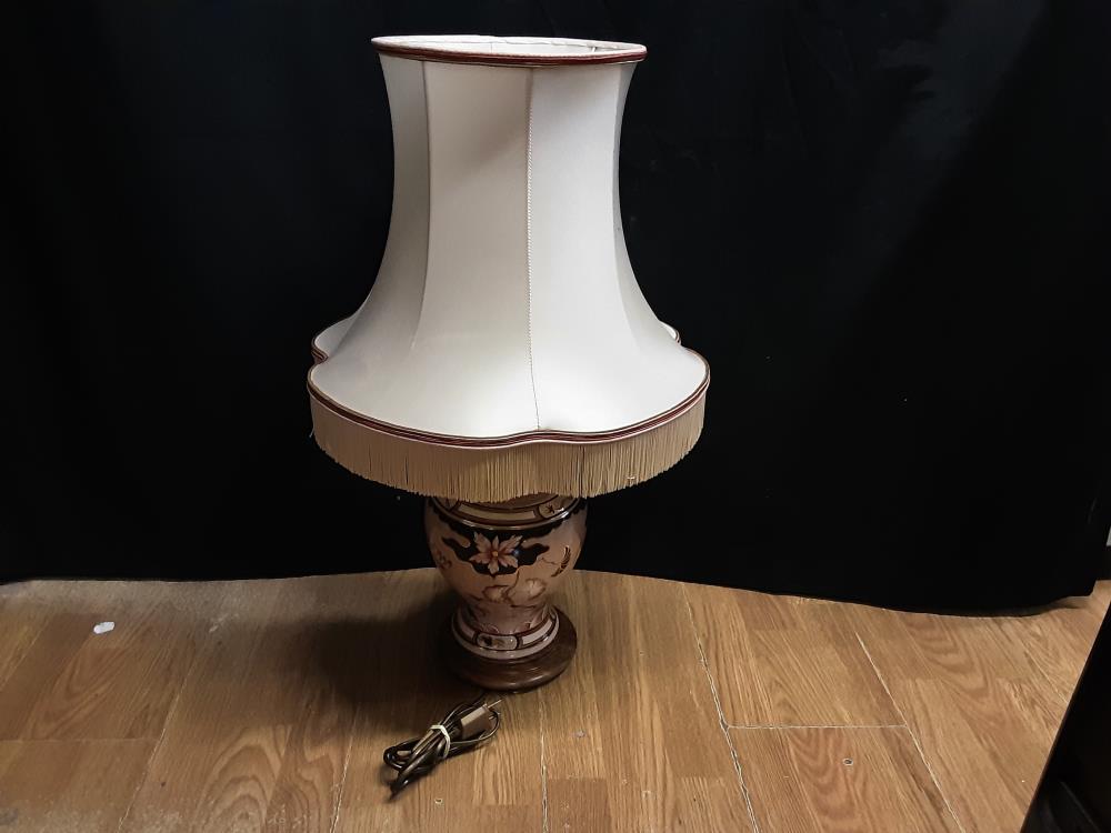 LAMPE DRIMMER PORCELAINE ROSE ET BRUNE ABAT JOUR CÈME À FRANGES HAUT 65CM