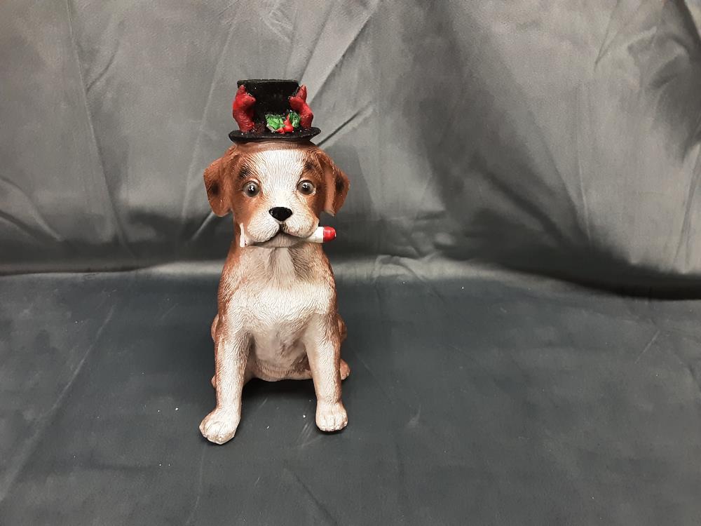 CHIEN ASSIS EN RESINE DECOR CHAPEAU PM