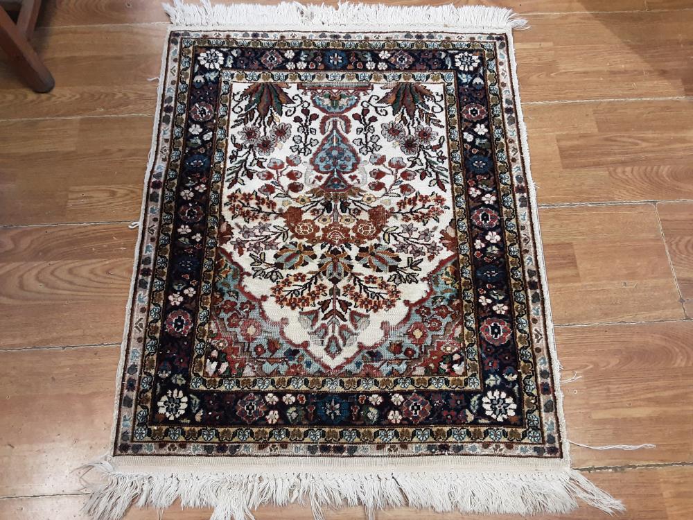 TAPIS FAIT MAIN CACHEMIR ET SOIE BEIGE ET BLEU