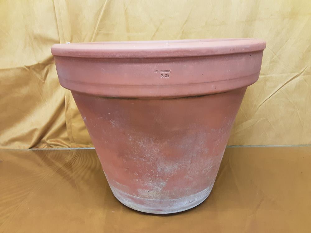 CACHE POT EN TERRE CUITE DIAM 37CM HAUT 30CM