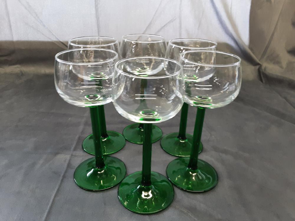 LOT DE 6 VERRES A VIN BLANC
