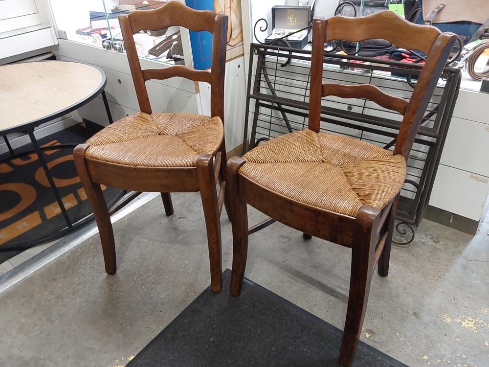 CHAISE BASSE ASSISE PAILLE