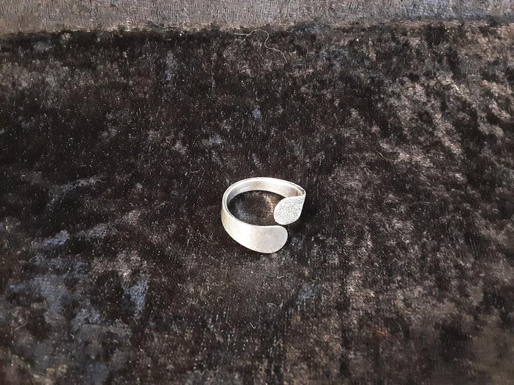 BAGUE EN ARGENT - 1 CÔTÉ MARTELÉ