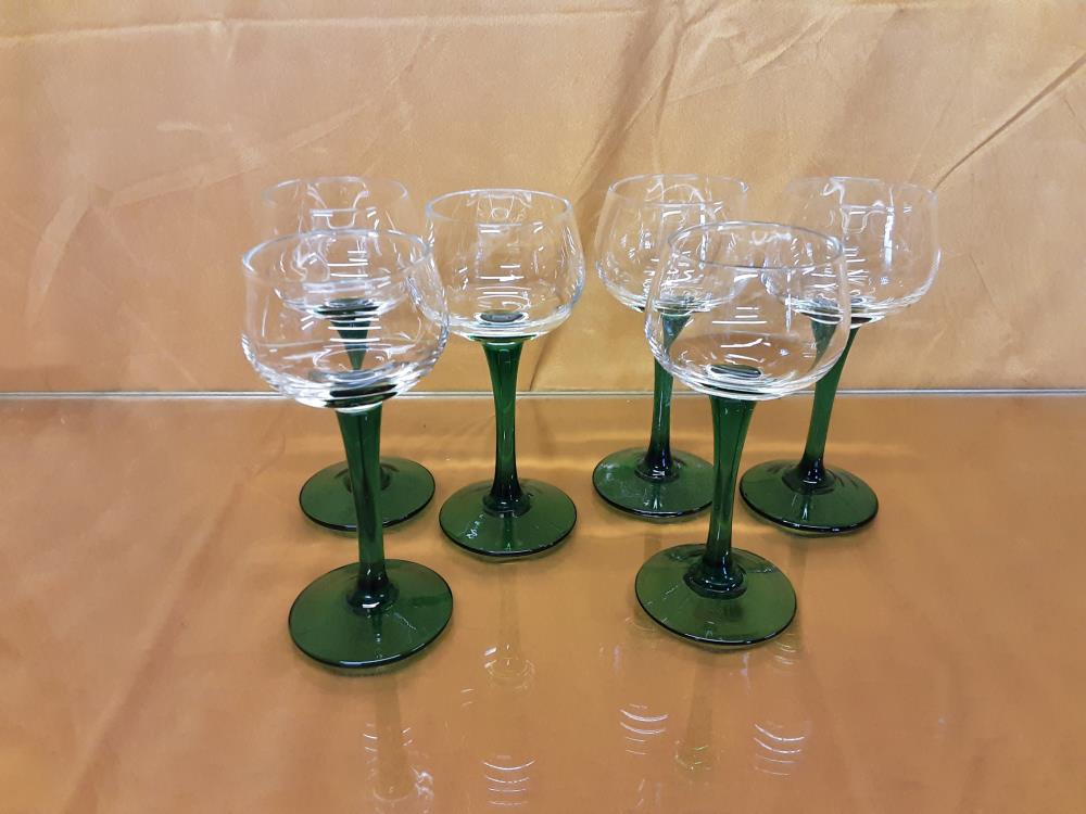LOT DE 6 VERRES À VIN BLANCS SUR PIED VERT