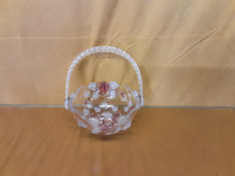 PANIER EN VERRE TRANSPARENT ET ROSE AVEC ANSE PLASTIQUE