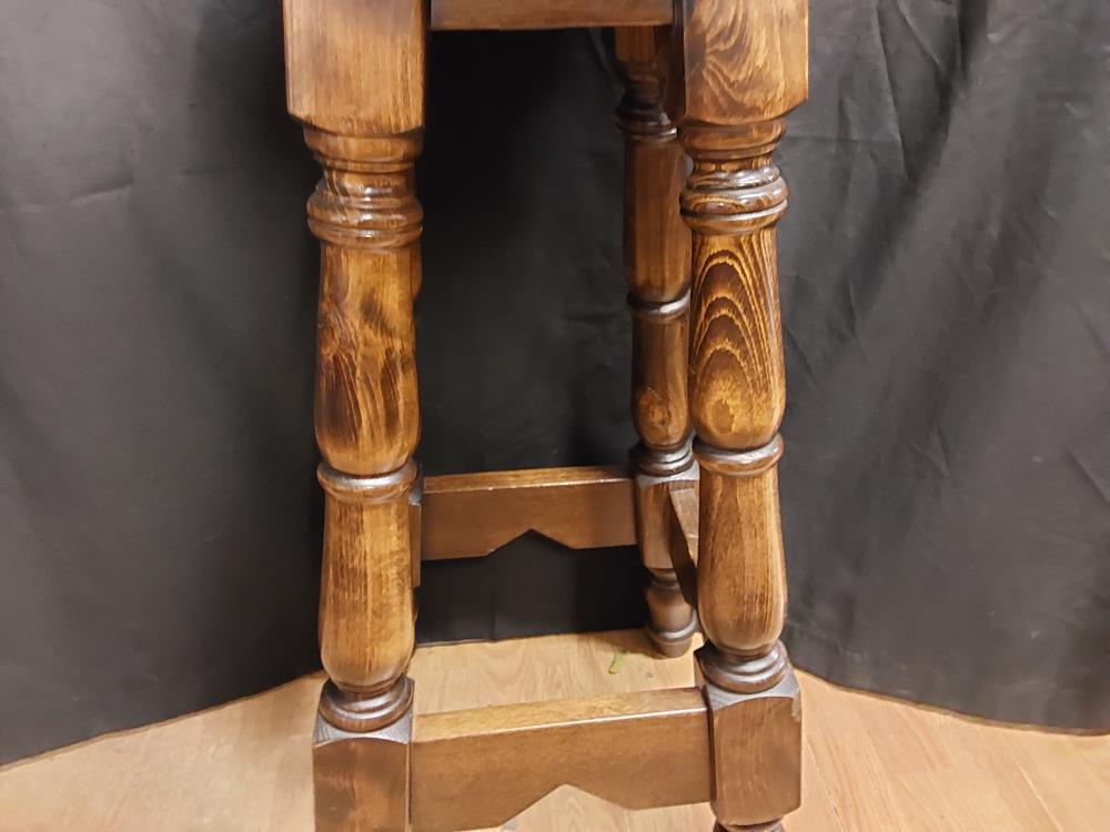 TABOURET EN BOIS ASSISE BRUNE