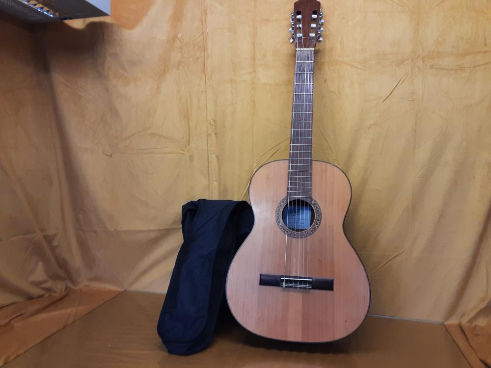 GUITARE CLASSIC GEWA AVEC HOUSE NOIRE