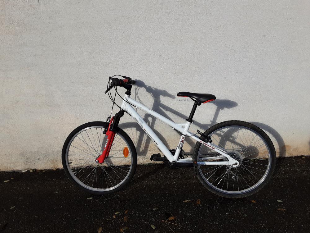 VTT ROUGE ET BLANC NAKAMURA 24 POUCES