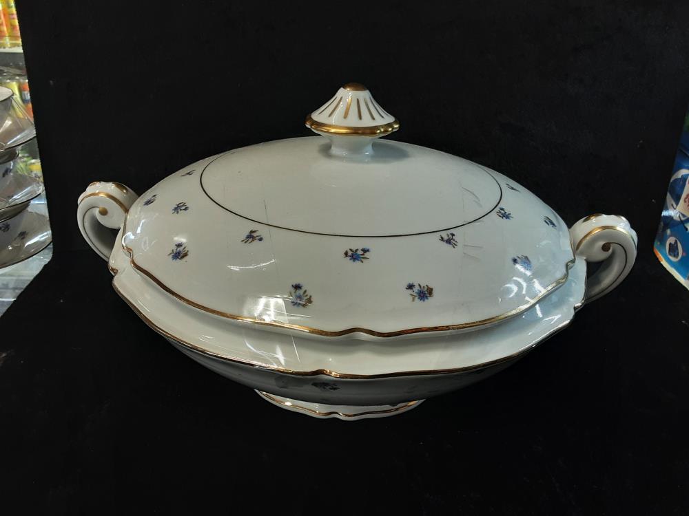 SOUPIERE LIMOGES BLANCHE AVEC MOTIF FLEURS BLEUES ET DORURES