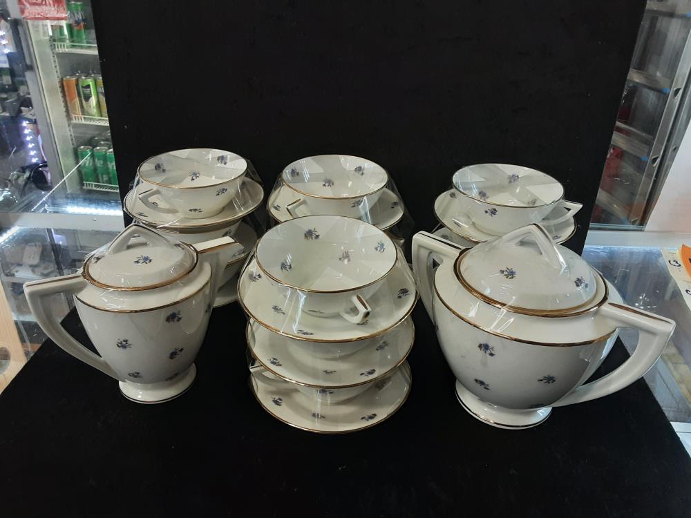 ENSEMBLE A CAFE LIMOGES 1 POT A LAIT + 1 SUCRIER + 12 TASSES SOUS TASSES MOTIF FLEURS BLEUES AVEC DO