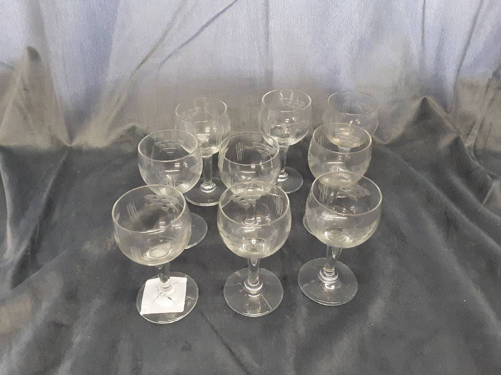 LOT DE 9 VERRES A LIQUEUR
