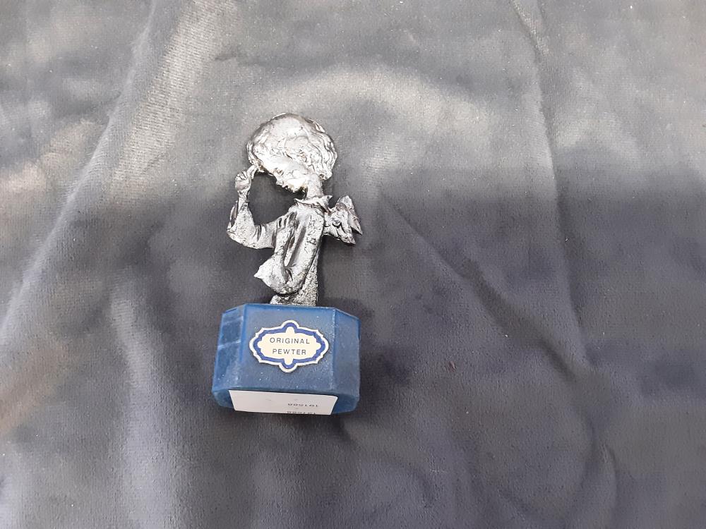 FIGURINE ANGELOT EN MÉTAL SUR SUPPORT BLEU 