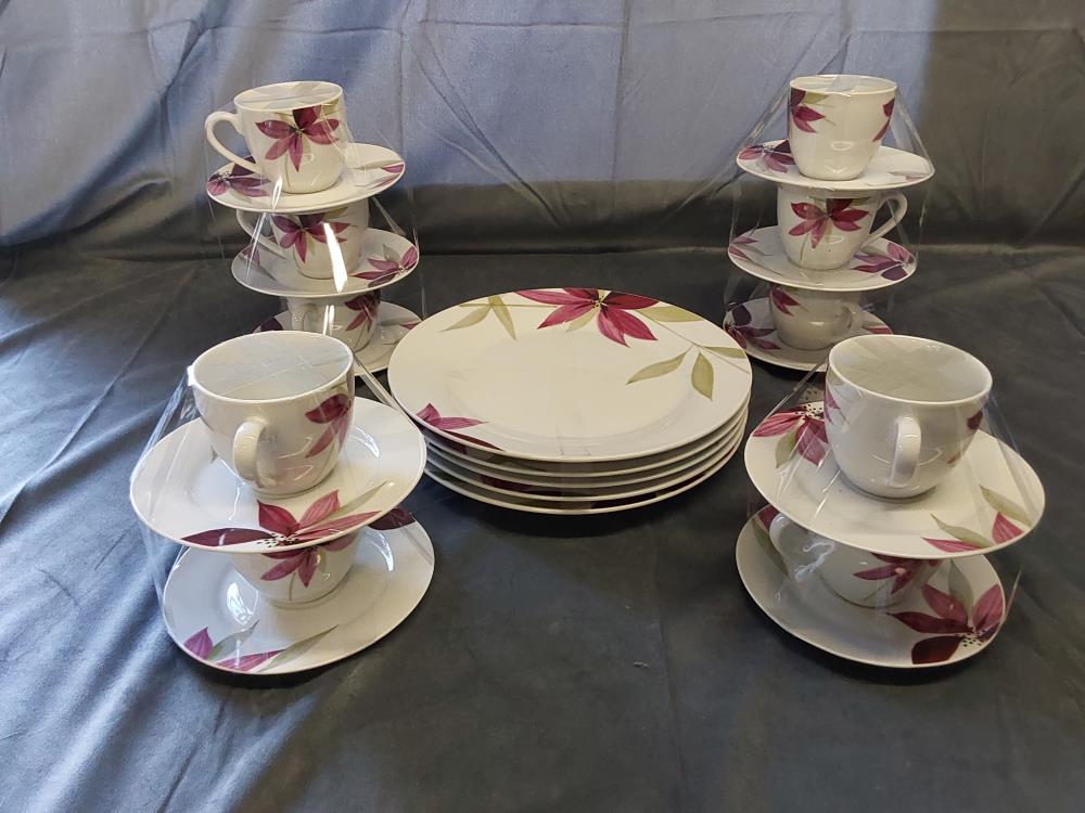 LOT DE VAISSELLES ASSIETTES  + TASSES CAFE PORCELAINE FLEURS VIOLETTE