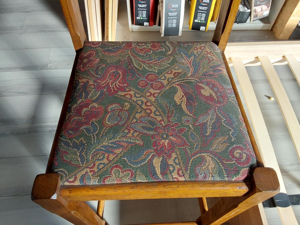 TABOURET EN BOIS ASSISE MOTIF FLEURS