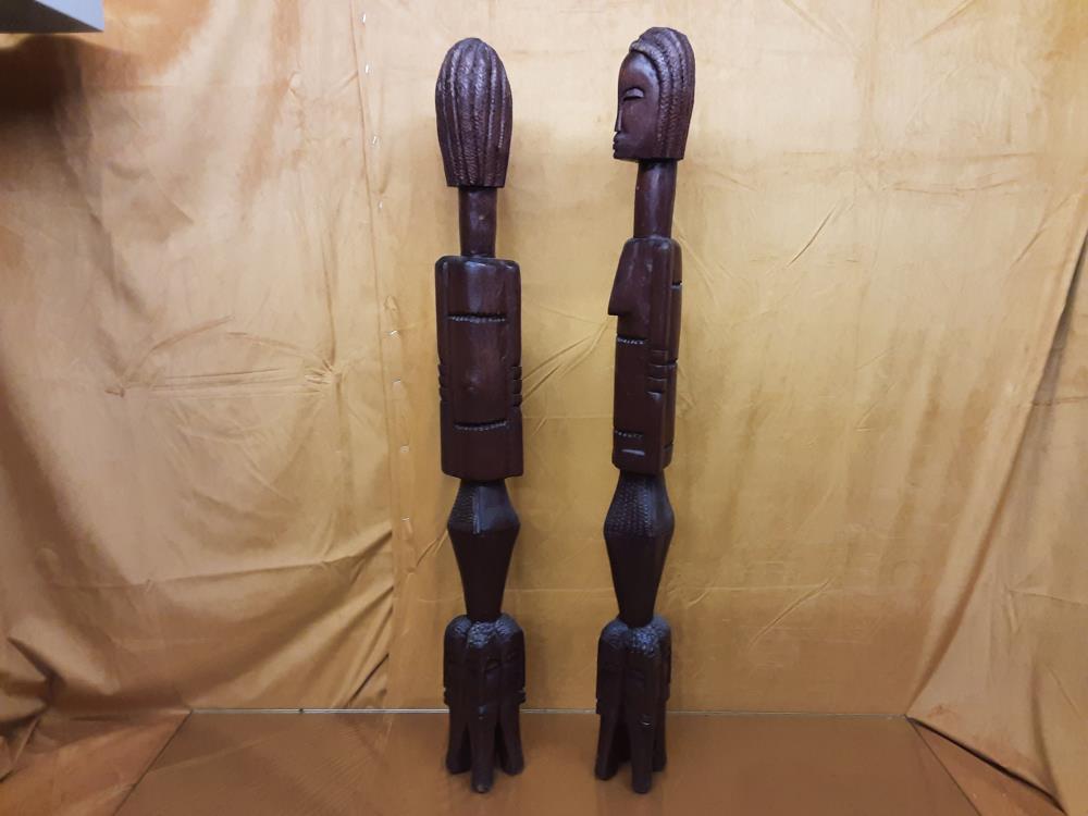 LOT DE 2 STATUETTES EN BOIS AFRICAINE 1M