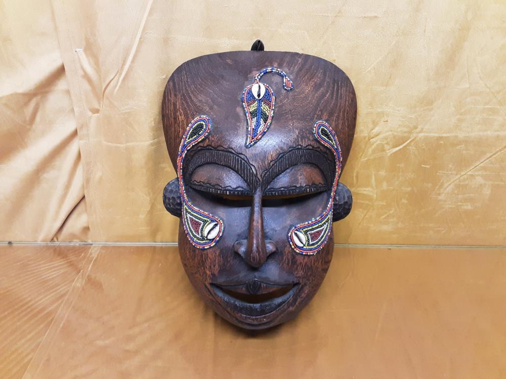 MASQUE AFRICAIN EN BOIS DECOR PERLES