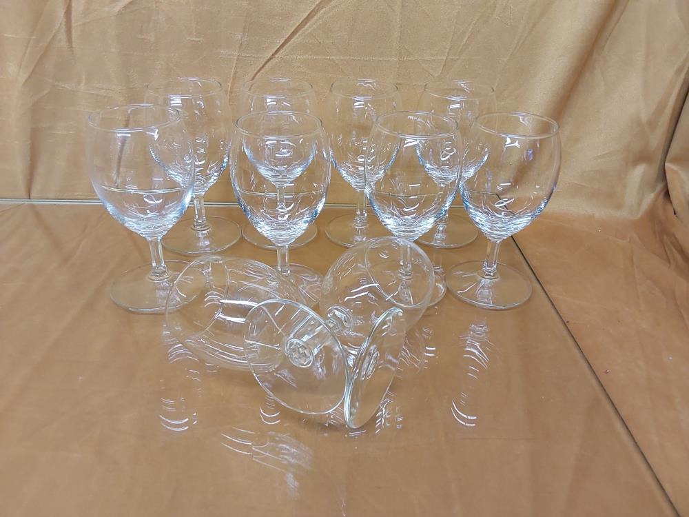 LOT DE 10 VERRES SUR PIED