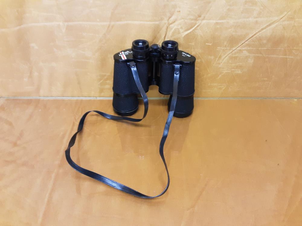 PAIRE DE JUMELLES ALPINE 10 X 50 AVEC ETUI CUIR