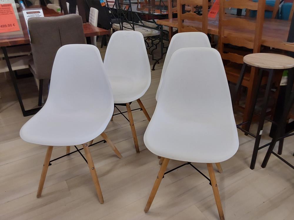 LOT DE 4 CHAISES PVC BLANC PIED BOIS