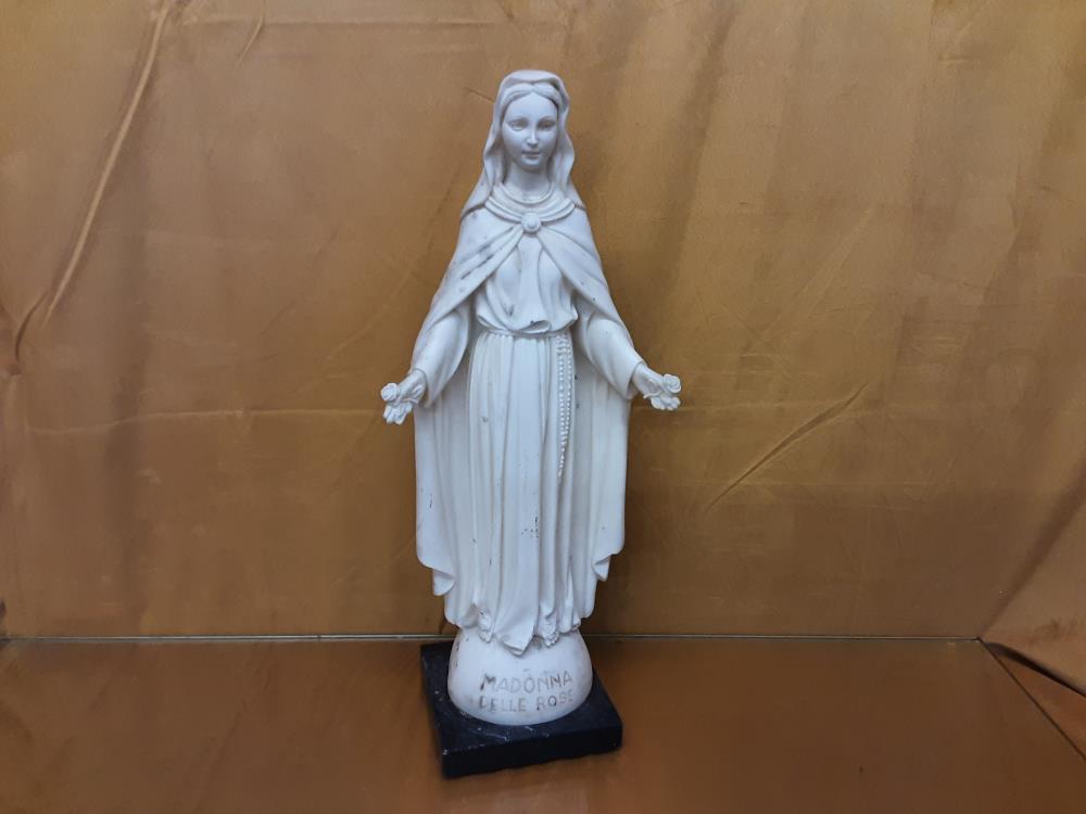 VIERGE EN RESINE SUR SOCLE MARBRE HAUT. 42CM