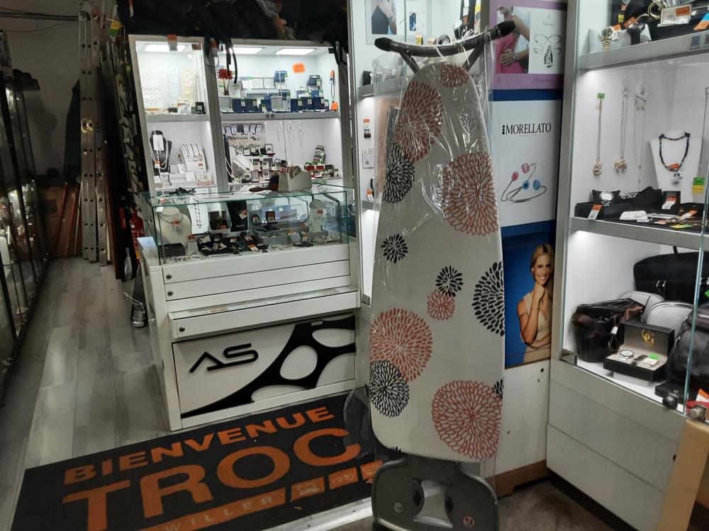 PLANCHE A REPASSER JAMAIS DEBALLÉE