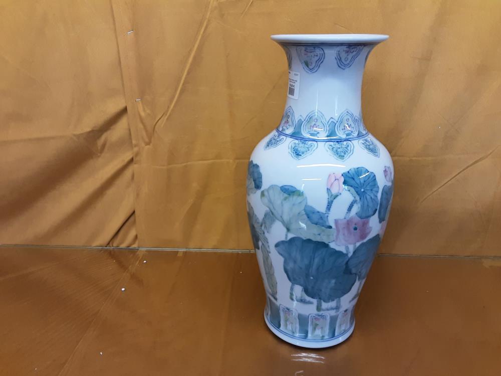 VASE EN PORCELAINE DECOR FLEURS