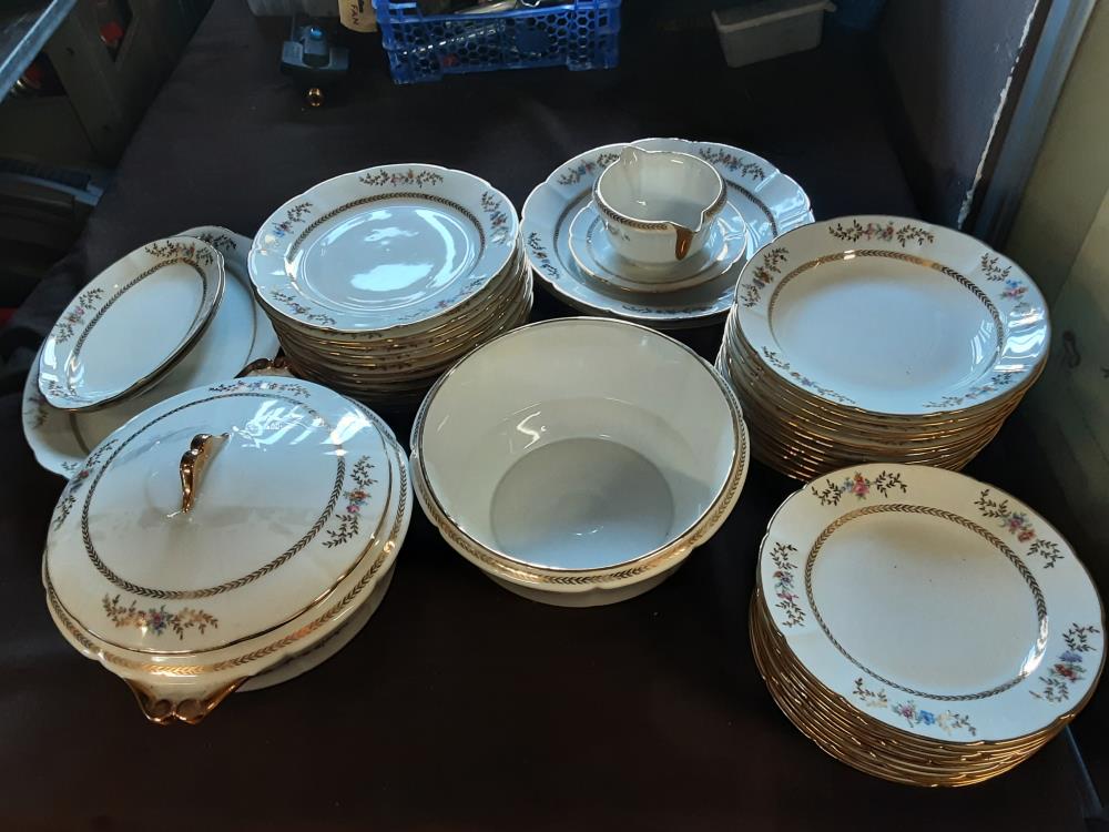 SERVICE DE TABLE EN PORCELAINE DE LIMOGES AVEC DORURES ET FLEURS MULTICOLORES