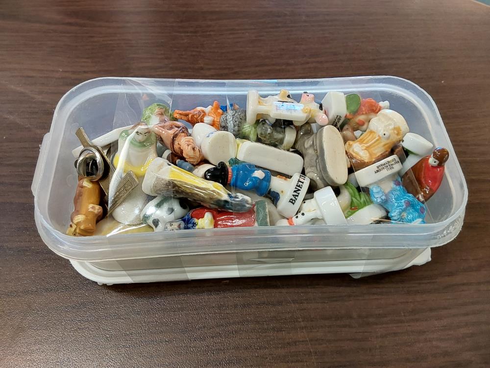 LOT DE FEVES EN PORCELAINE + 1 PIN'S RICARD