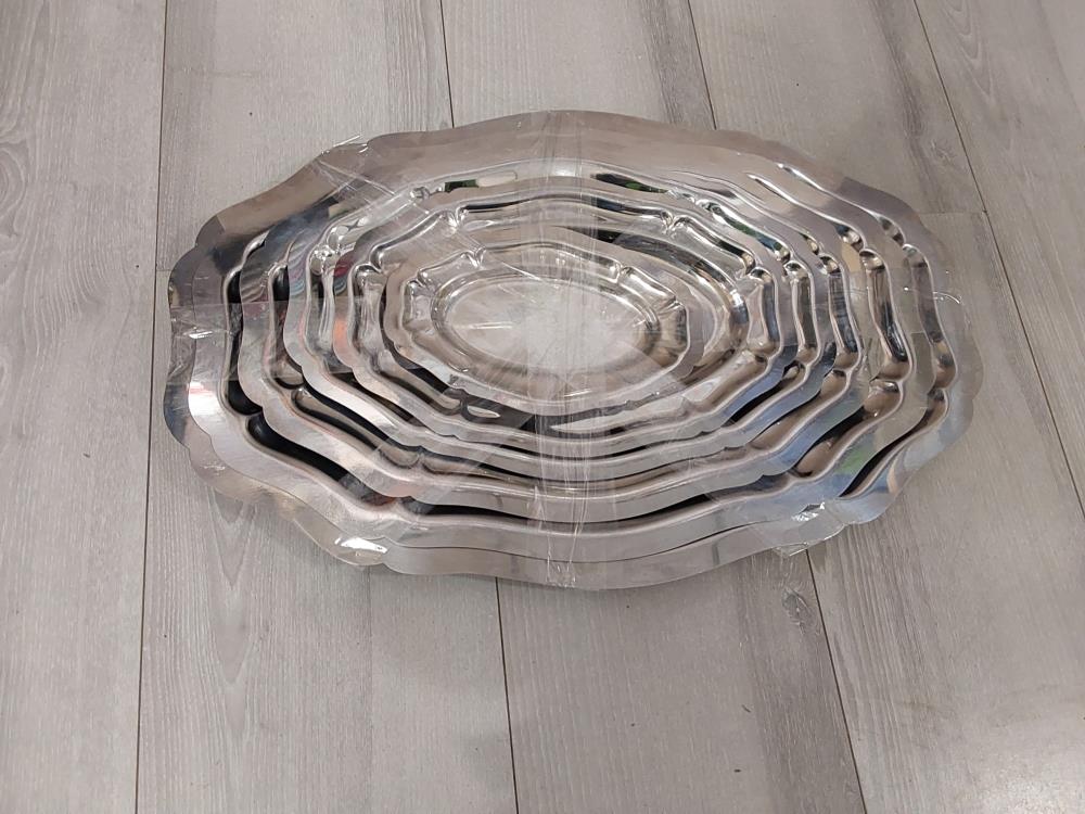 LOT DE 6 PLATS EN INOX