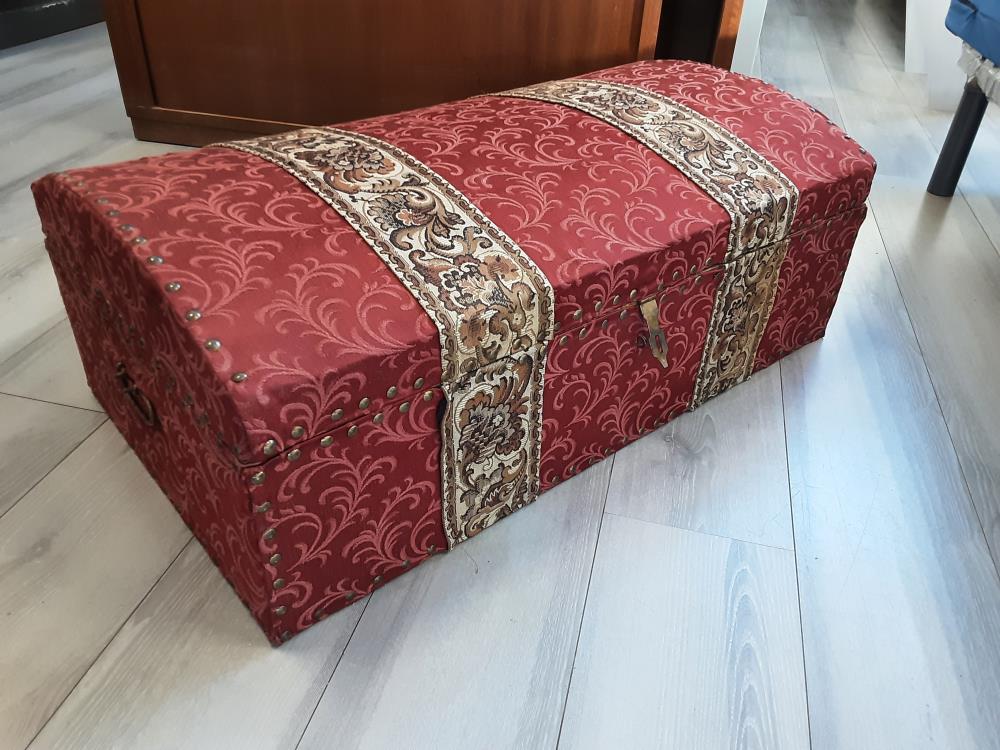 COFFRE BOMBÉ  TAPISSIER  TISSU ROUGE ET BRUN