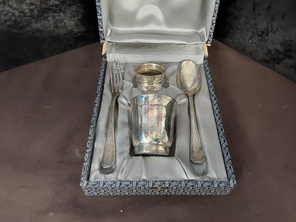 ENSEMBLE COUVERTS + TIMBALE + ROND DE SERVIETTE M.A