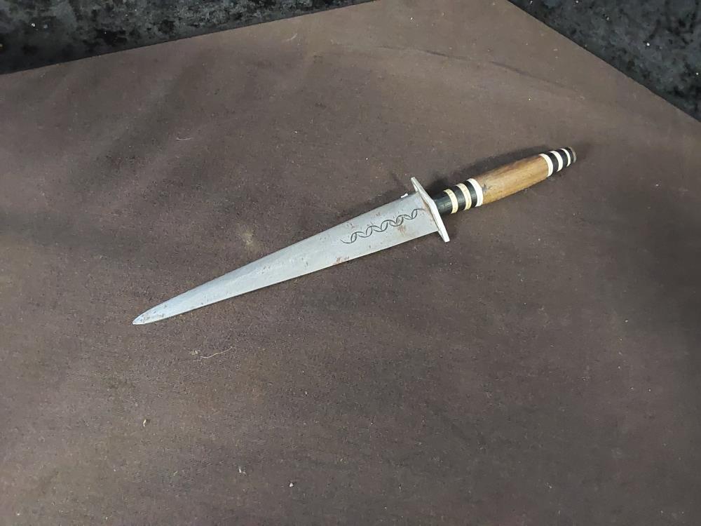 DECORATION COUTEAU ORIENTAL 